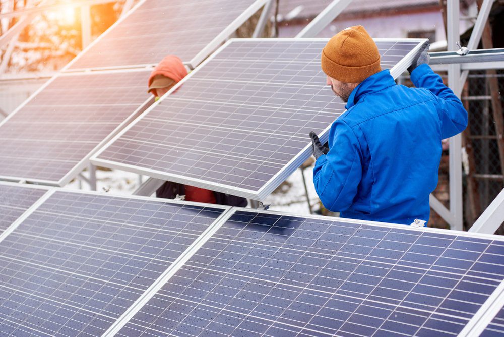 recyclage-panneaux-photovoltaiques (1) Ouvrier panneaux solaires