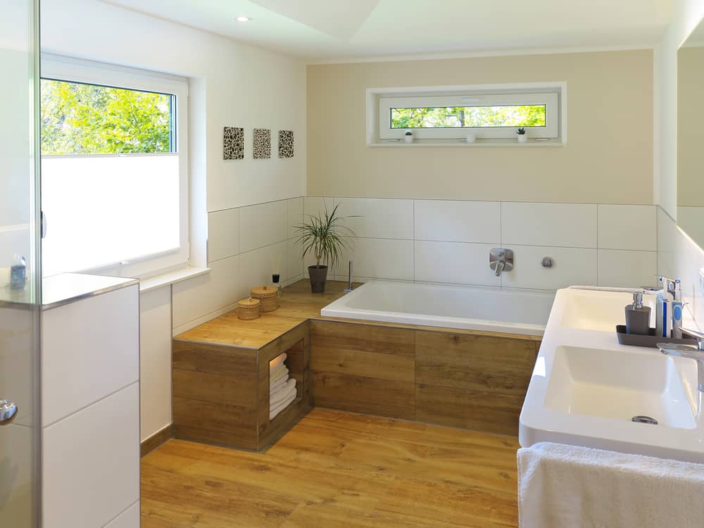 carrelage-imitation-parquet-salle-de-bain-chaleureux