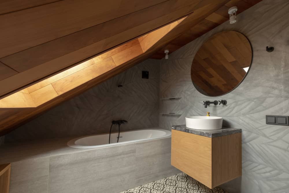 salle-de-bain-sous-pente-baignoire