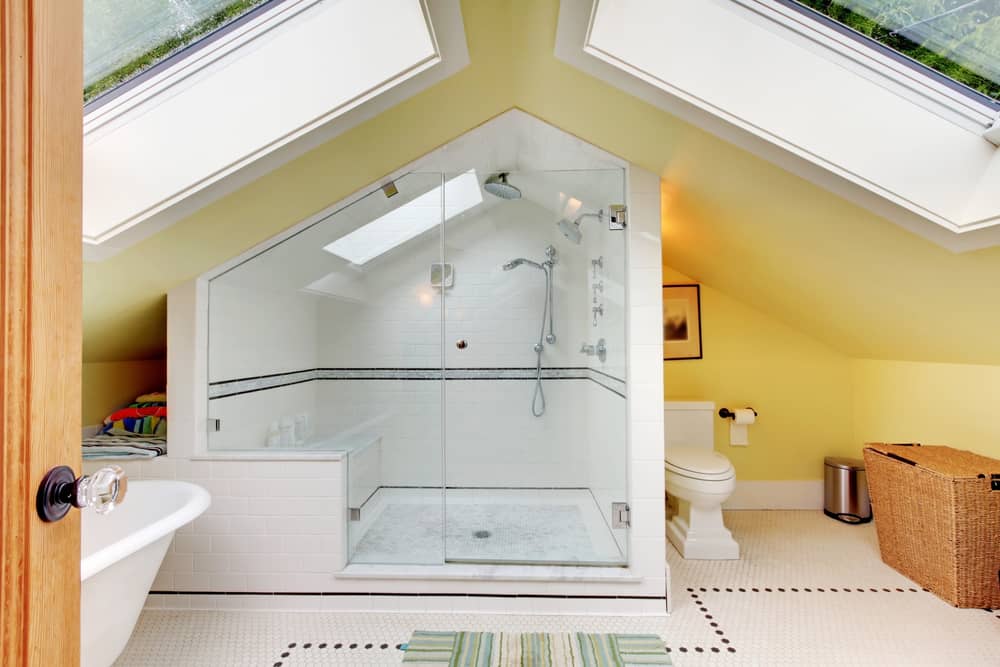 salle-de-bain-sous-pente-couleur
