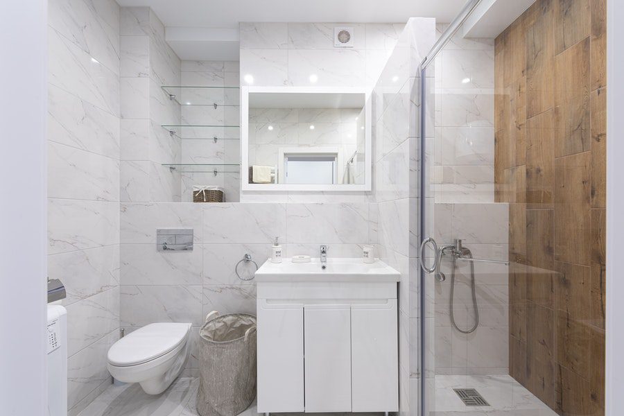 En 2022, la salle de bain idéale est un espace de détente et de cocooning dans la maison. Source de bien-être, elle combine élégance et confort, dans une ambiance naturelle et minimaliste. Douche italienne ou XXL, baignoire œuf ou baignoire îlot, vasques rondes sont de véritables éléments de déco de la salle de bain et contribuent à créer cet “esprit spa” tant apprécié des Français. Découvrez toutes les tendances salles de bains 2022 incontournables salle de bains 2022